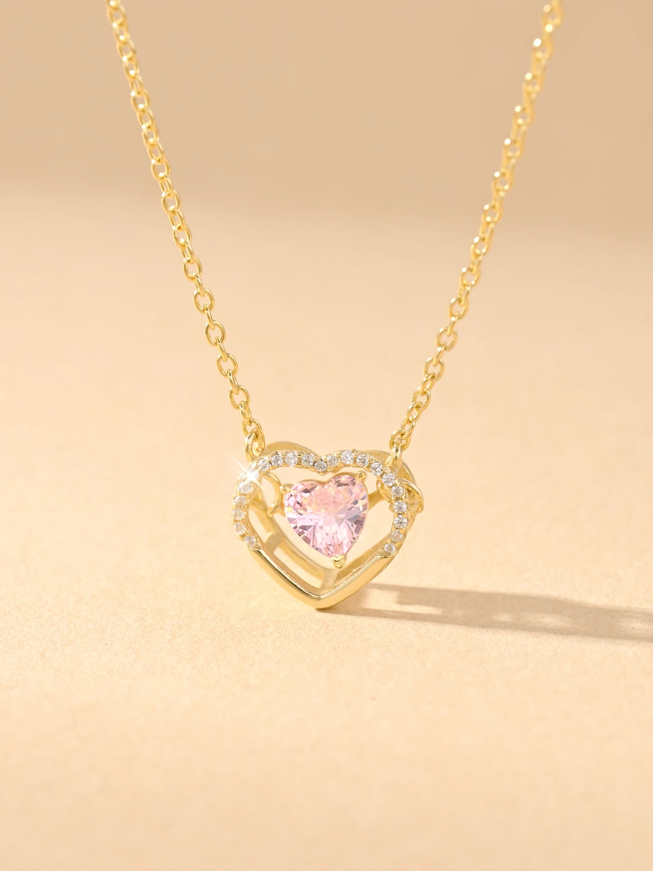 لدي Uou في قلبي. 925 فضة مطعمة بتصميم مجوف من الزركون الوردي على شكل قلب، هدية عطلة حلوة وأنيقة