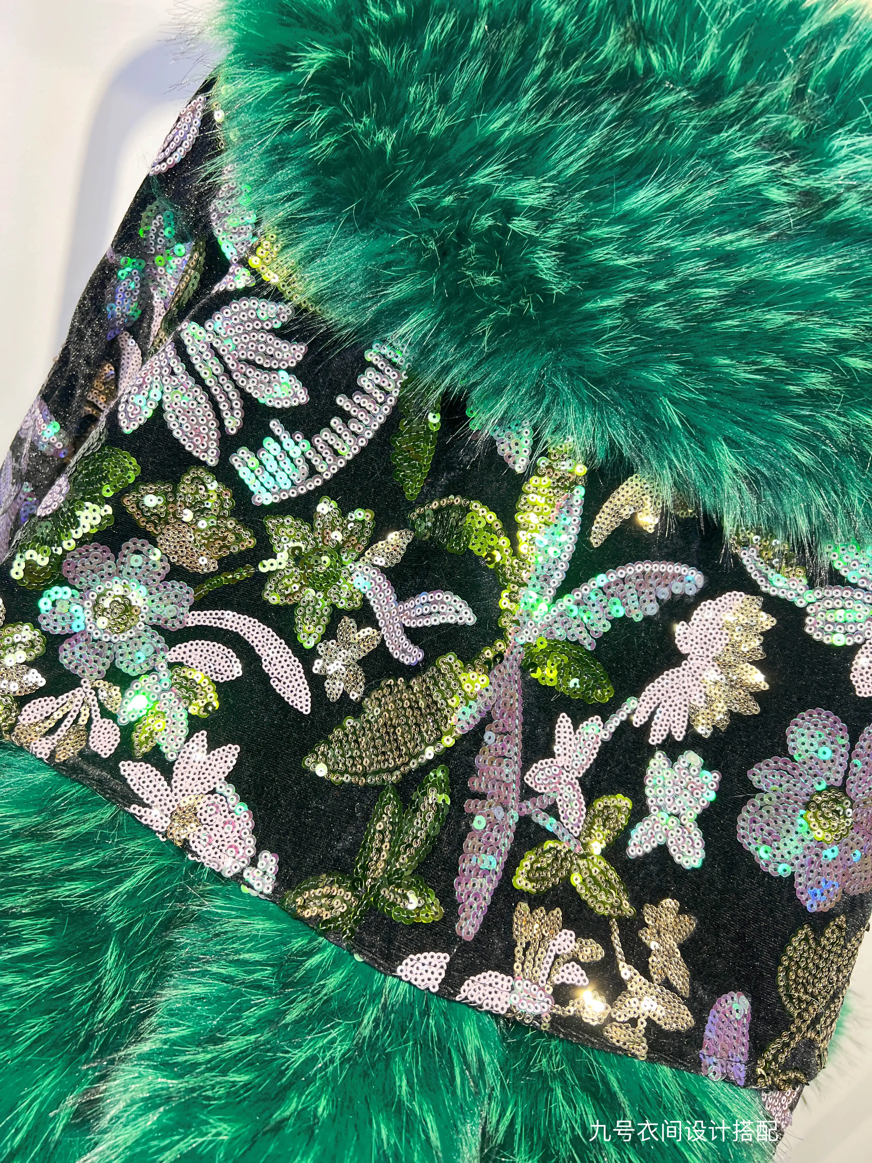 Cappotto in pelliccia sintetica verde da donna 2025 Nuovo cappotto invernale alla moda casual con paillettes dal design artigianale pesante a maniche lunghe