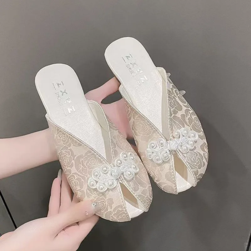 شباشب نصف مغلقة من الأمام على الطراز الصيني الجديد للنساء، البغال المسطحة الجديدة للصيف، صنادل لؤلؤ على الطراز الوطني، Hanfu