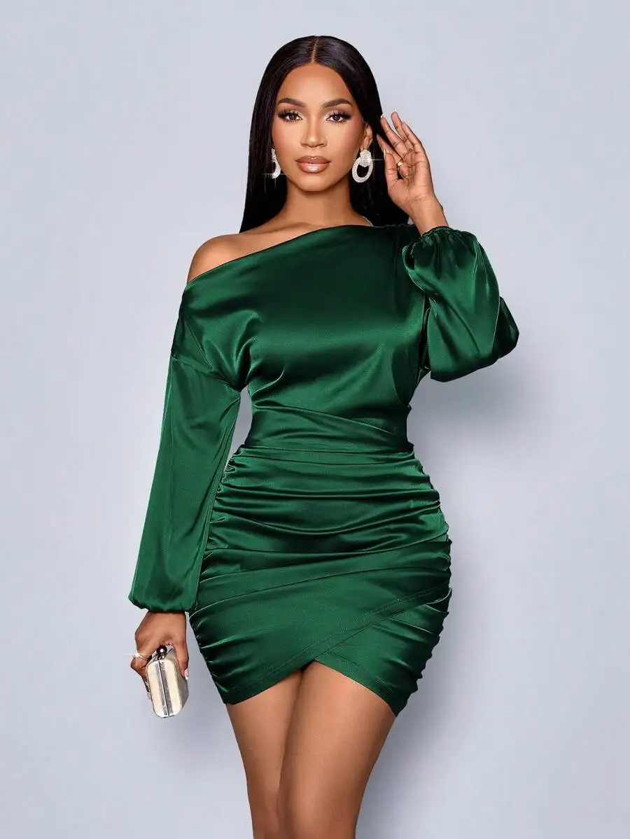 Elegante Vestido de Fiesta Verde Satinado, con Hombros Descubiertos, Mangas Farol Plisadas y Corte Ajustado