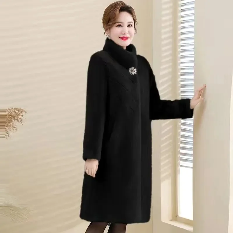 سترة نسائية كورية بياقة ثابتة لعام 2025 موضة نسائية كورية مقاس كبير 5XL ملابس خارجية قطيفة للخريف والشتاء معطف نسائي طويل من الفرو الصناعي