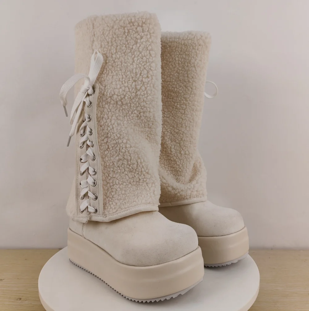 

Кремовые зимние ботинки на платформе с меховой подкладкой, отворотом на манжете, боковой шнуровкой, массивной подошвой и верхом из замши