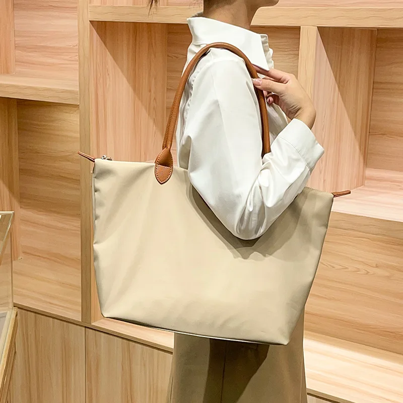 

Famous women's zipper shoulder bag with letter logo details, women's handbag fashion design, chain strap crossbody bag