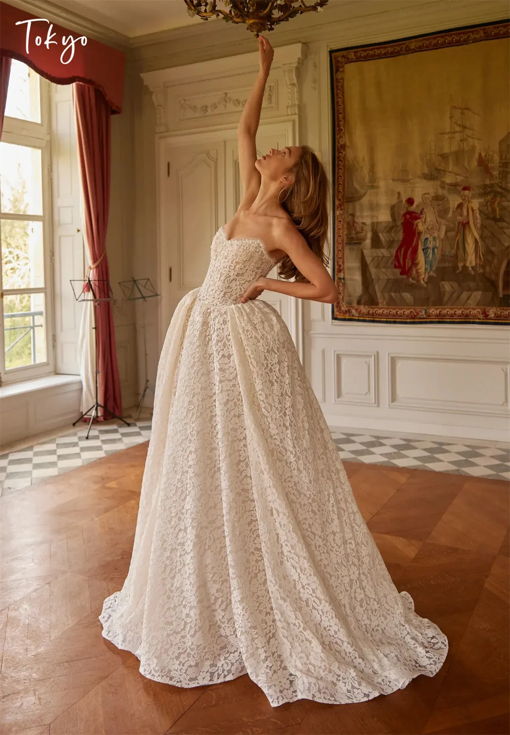 ชุดแต่งงานลูกไม้หรูหราแบบสั่งตัดจากโตเกียว สายเดี่ยว คอวี แขนกุด ซิปหลัง ทรงเอไลน์ สีขาว