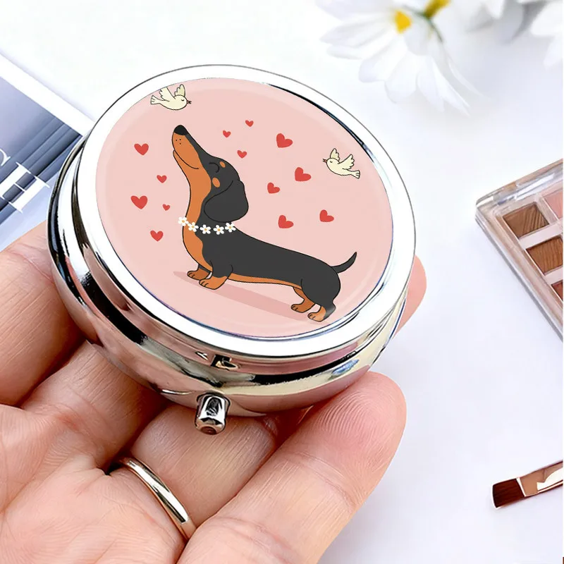 Pastillero portátil de metal, diseño de tres compartimentos, lindo patrón de flor rosa con diseño de Dachshund, mini caja de almacenamiento de medicamentos, estuche para pastillas de viaje, pastillero compacto, se puede colocar en el bolsillo o el bolso, regalo creativo único para amantes de los perros, mujeres y niños