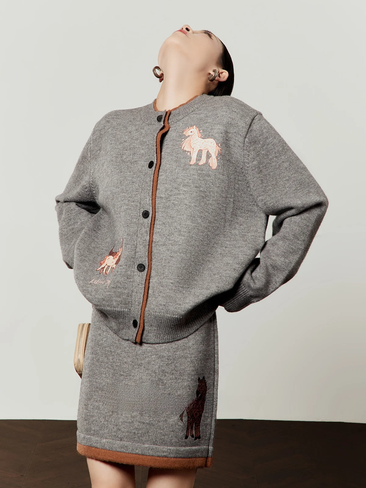 

Вязаный комплект-двойка для женщин: повседневный костюм для отдыха, весна 2026, модный ансамбль от Zhou Li Wu