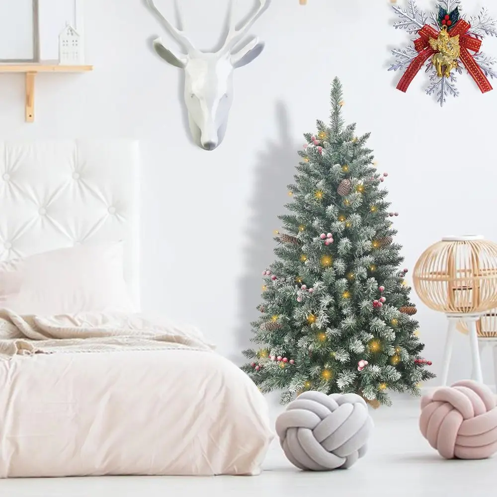 شجرة عيد الميلاد الاصطناعية ذات الرؤوس الثلجية بطول 4 أقدام مع 336 فرعًا، و20 توت أحمر، و14 كوز صنوبر، و100 مصباح LED، وقاعدة من الخيش