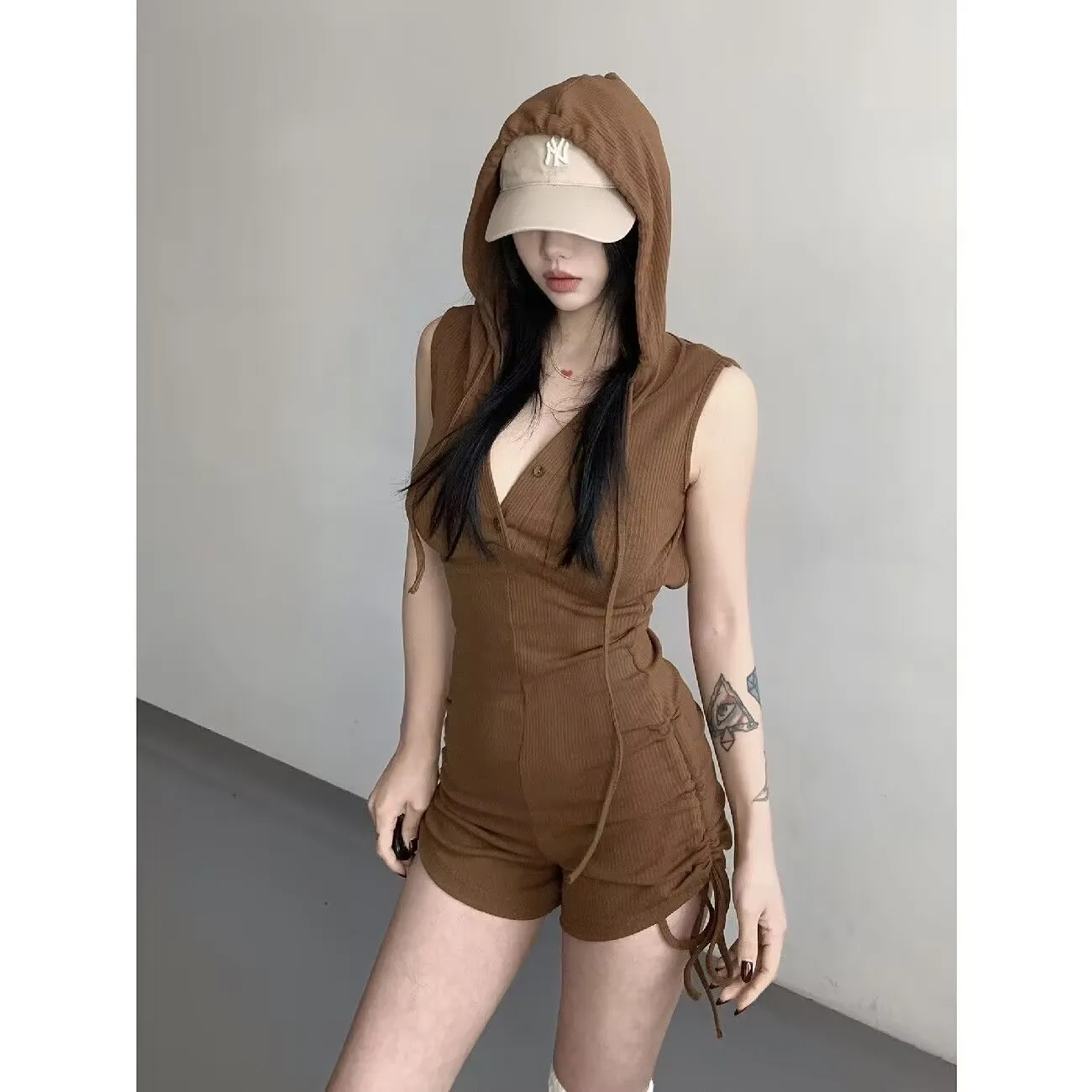 Body damskie, niewidoczne, z okrągłym dekoltem, miękkie, codzienne, dopasowane, kompresyjne, z nadrukiem, z wbudowanym biustonoszem, modelujące, dzianinowe, brokatowe, designerskie.