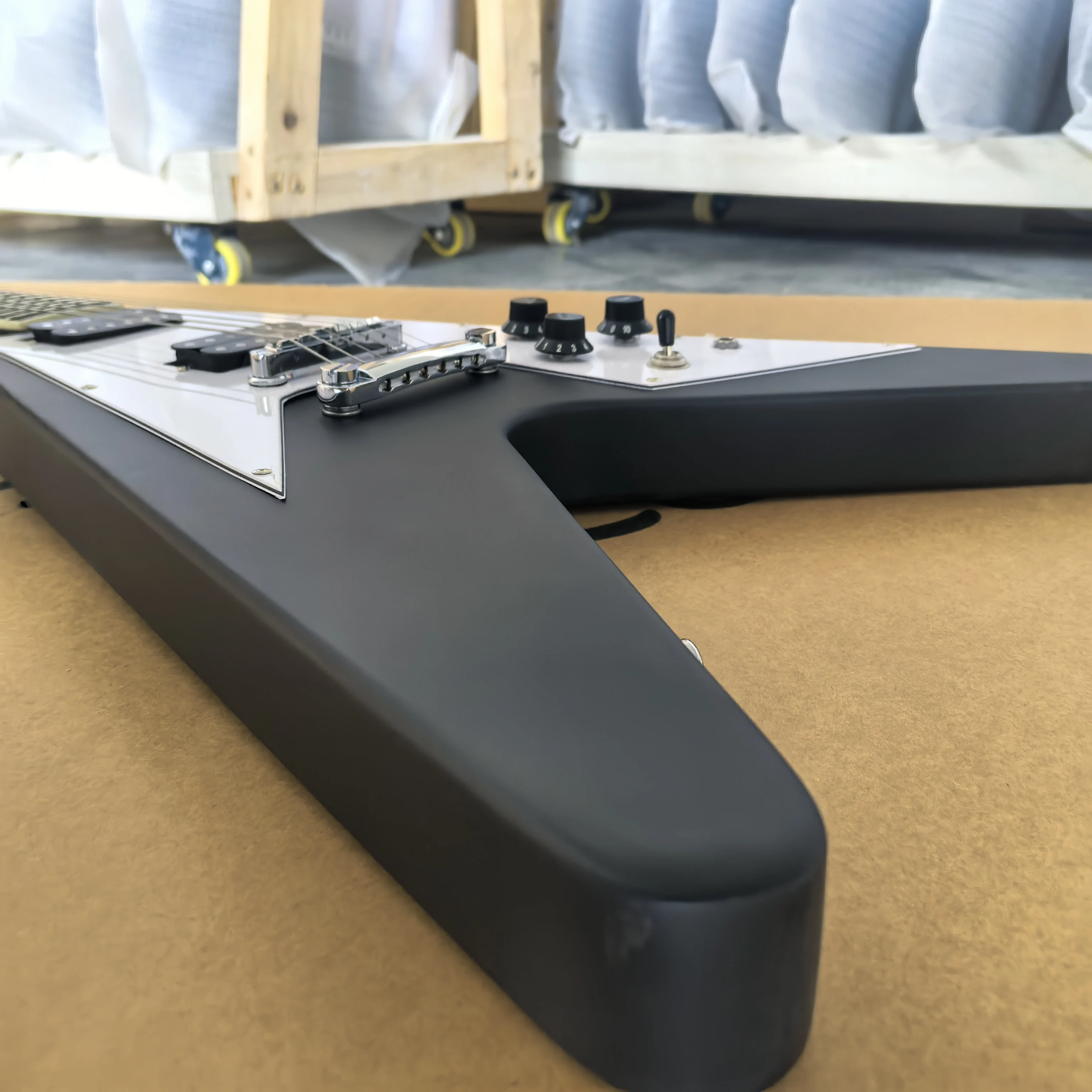 This is a matte black 22-fret 6-string rosewood electric guitar made of mahogany. It is in stock！The color can be customized.