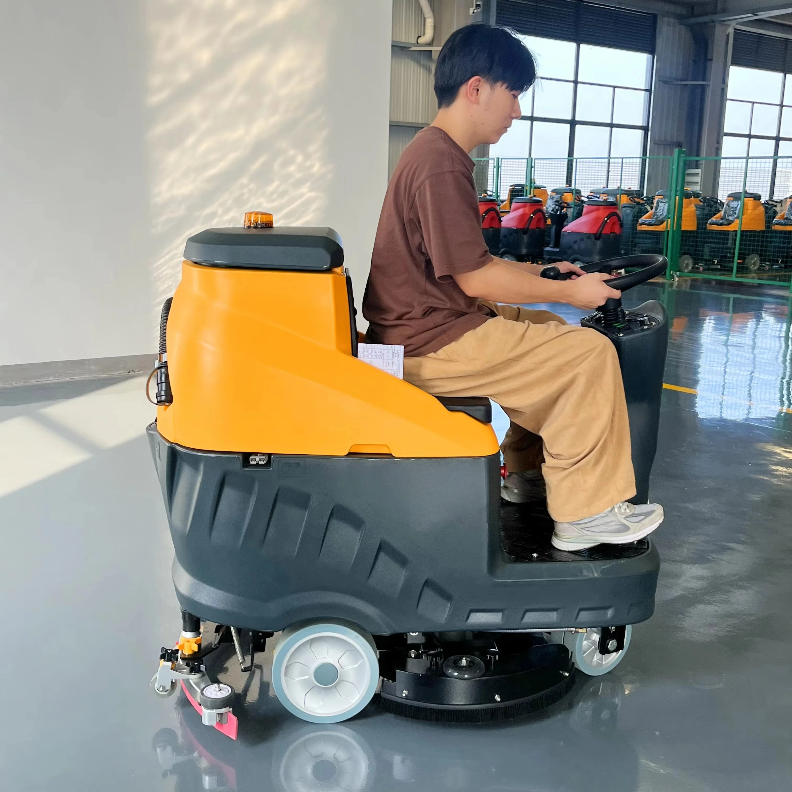 مصنع تنظيف الأرضيات الصناعية التجارية يحرك معدات تنظيف الأرضيات