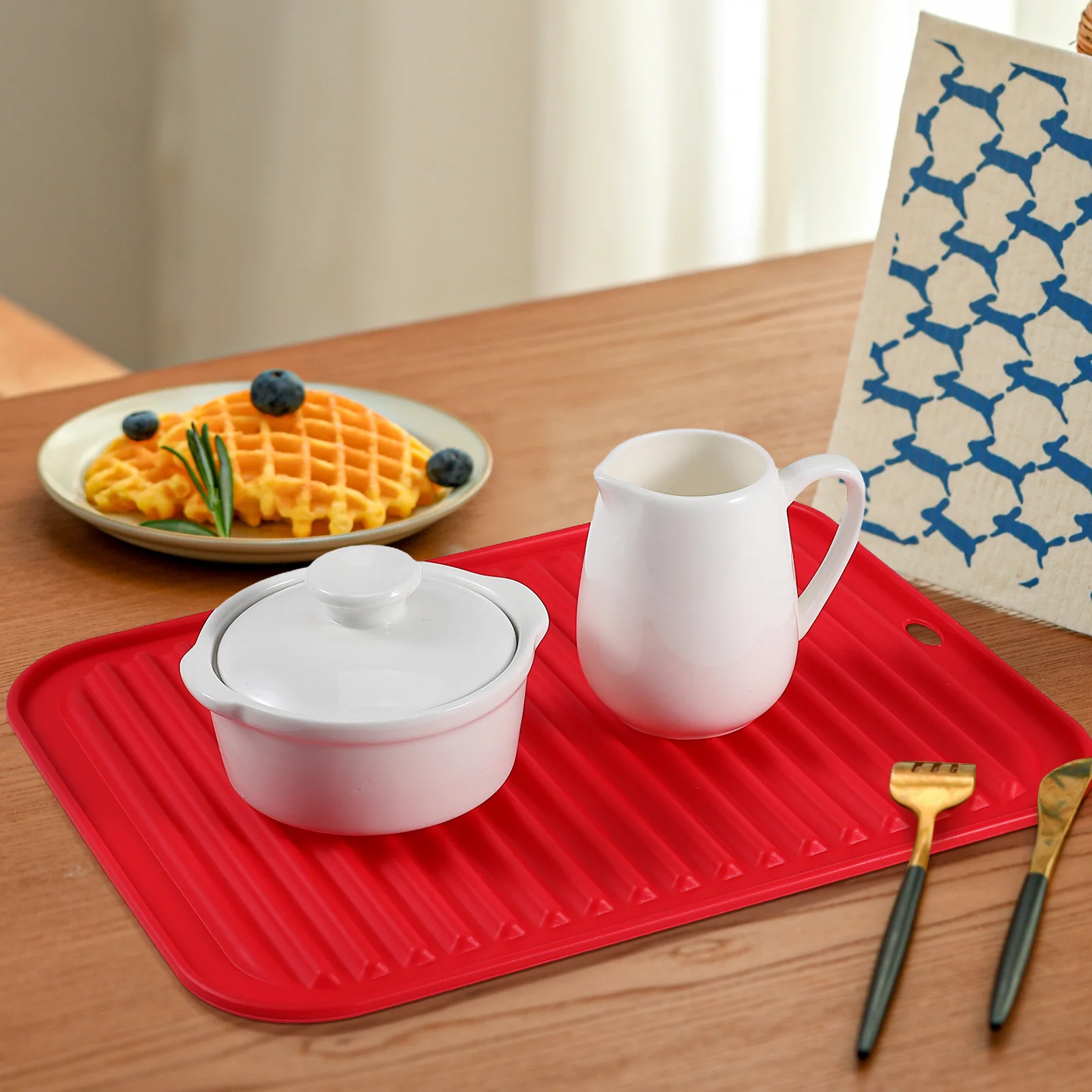 

Silicone Drying Mat Insulation Pad High Temp Resistance Heat Resistant Drain Tray Non Slip Kitchen Fruit Veggie Drying Tableware