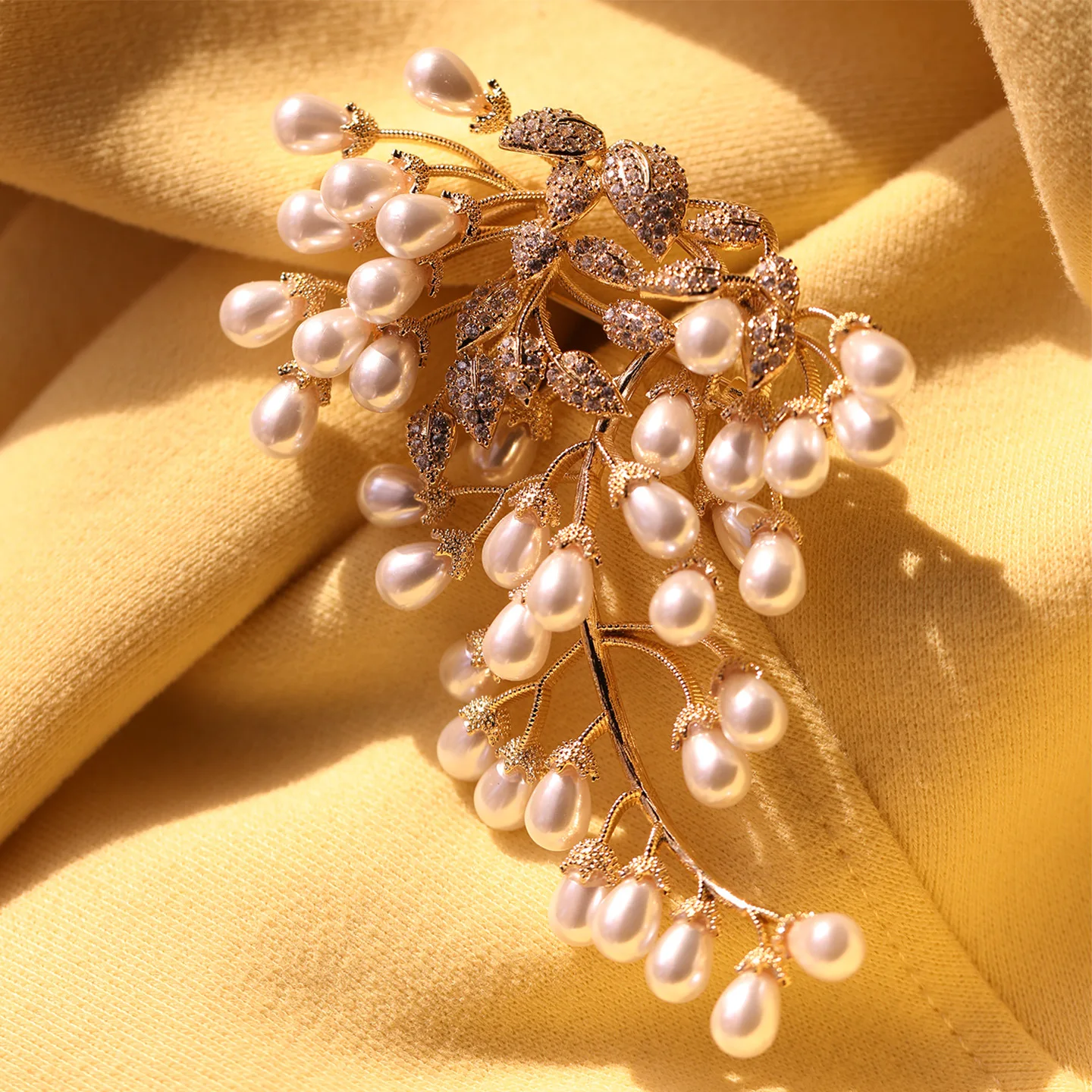 Fashion commuter jewelry Natural crystal wisteria brooch, plant flower fashion light luxury Seiko fashion dress corsage