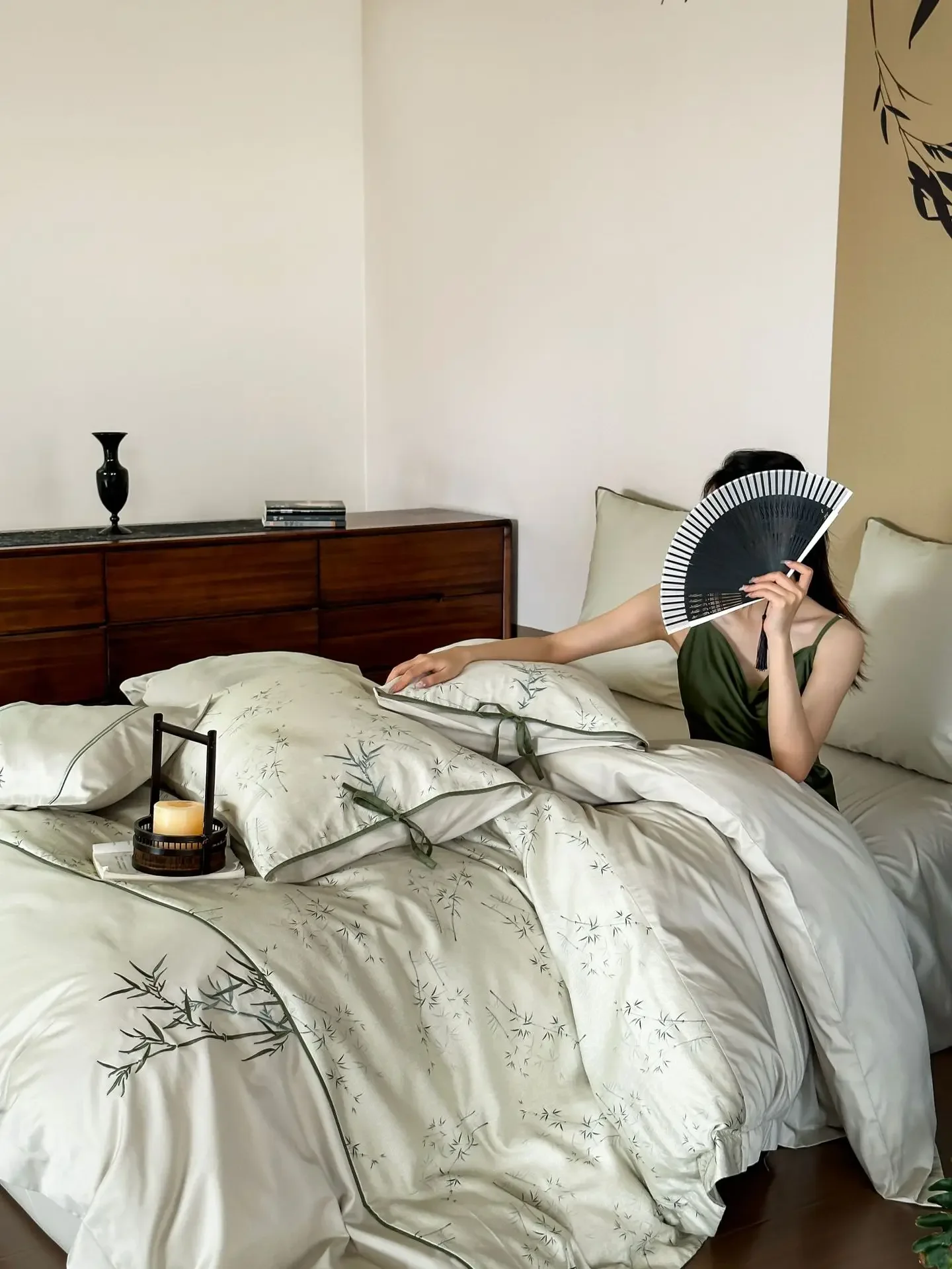 

Набор из четырех предметов из чистого хлопка, жаккардового и бамбукового волокна с вышивкой