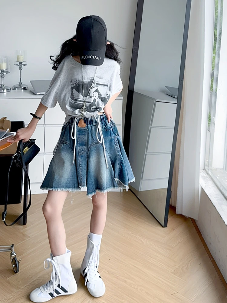 

Girls' Summer Suit2026New stylish printed designs for older childrentT-shirt and versatile denim short skirt two-piece set