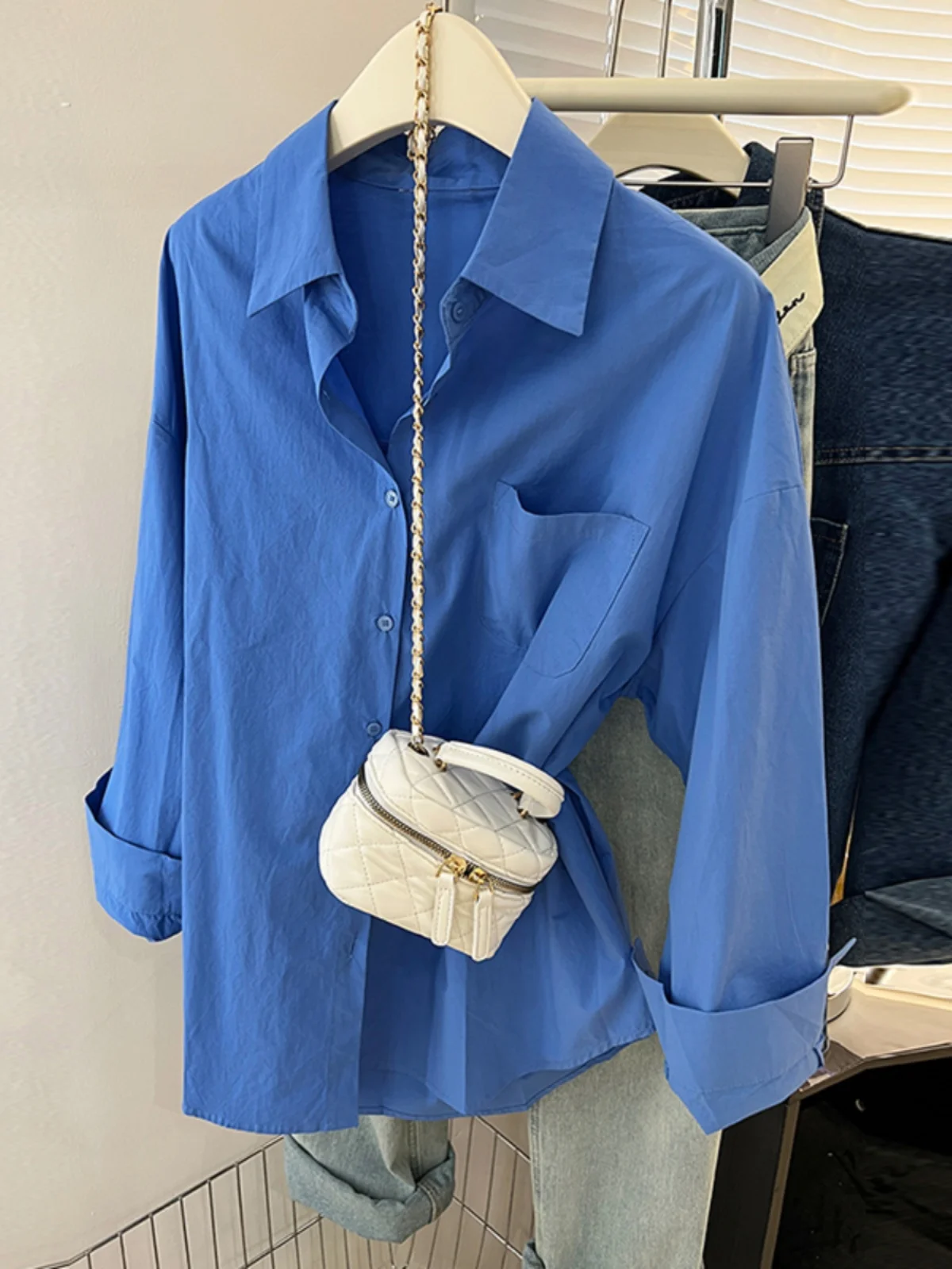 ルーズカジュアル長袖クラインブルー女性のシャツ春秋インナートップレイヤリング衣装ファッショナブルなプラスサイズ