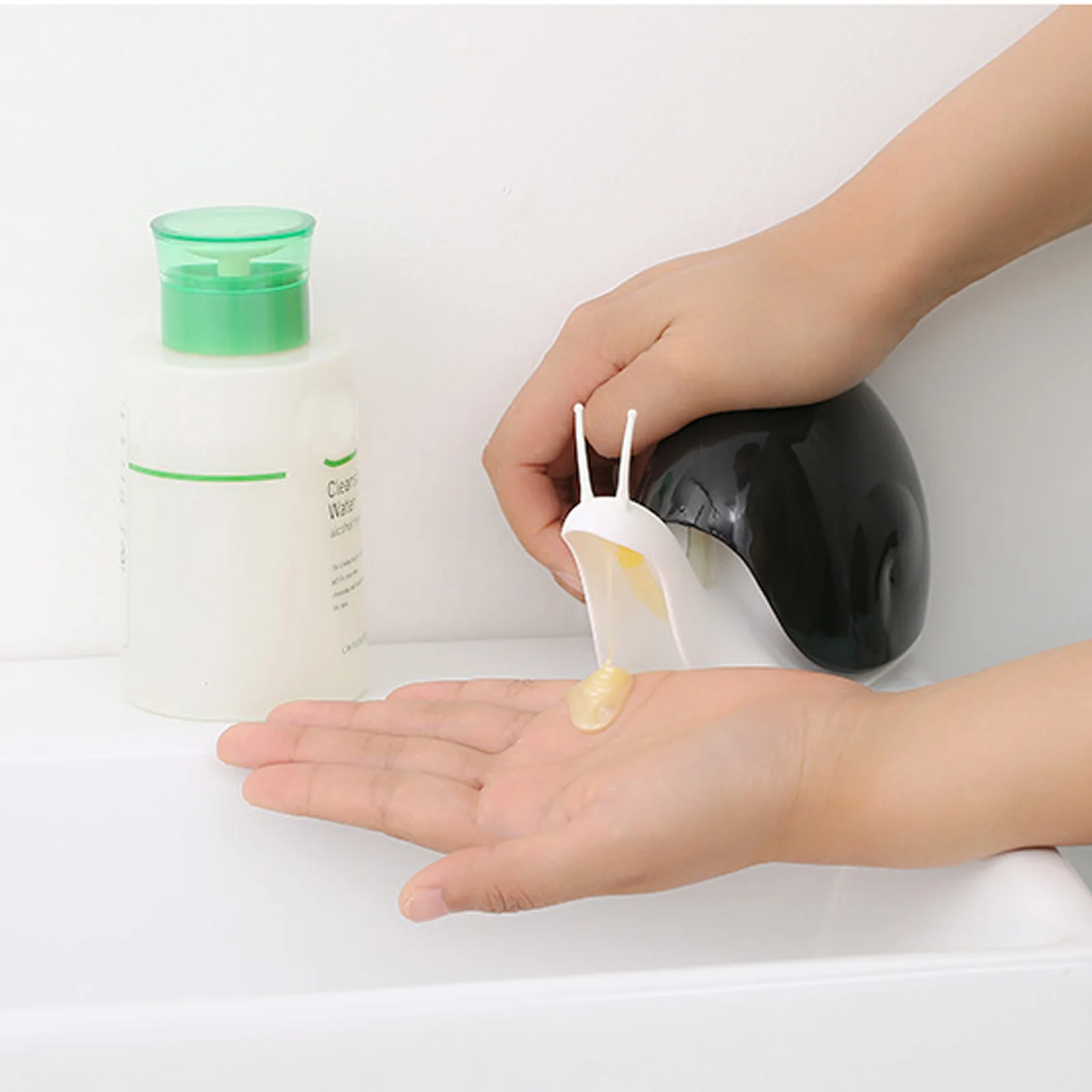 

2pcs 120Ml Snail Shaped Refillable Dispenser Bottle Portable Soap Lotion Container For Travel Bathroom Hotel Use Shampoo Cream