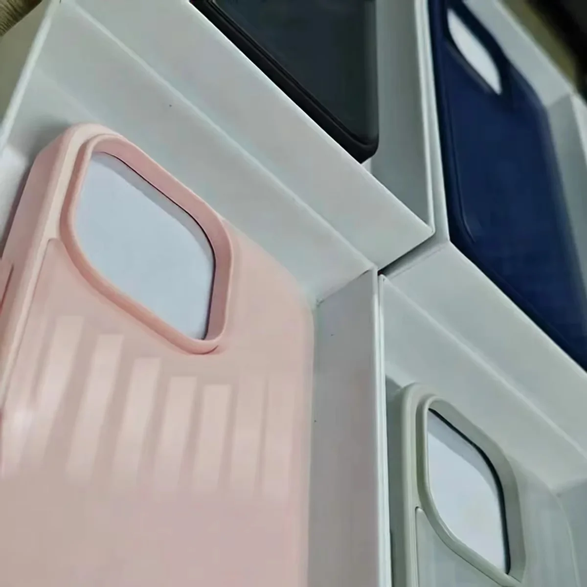 Aluminiowe etui na telefon ze stopu aluminium do iPhone 17 16 15 14 Pro Max, luksusowe etui z 3D falistymi paskami na tył, w stylu walizki biznesowej, z pudełkiem prezentowym. — zdjęcie produktu 6