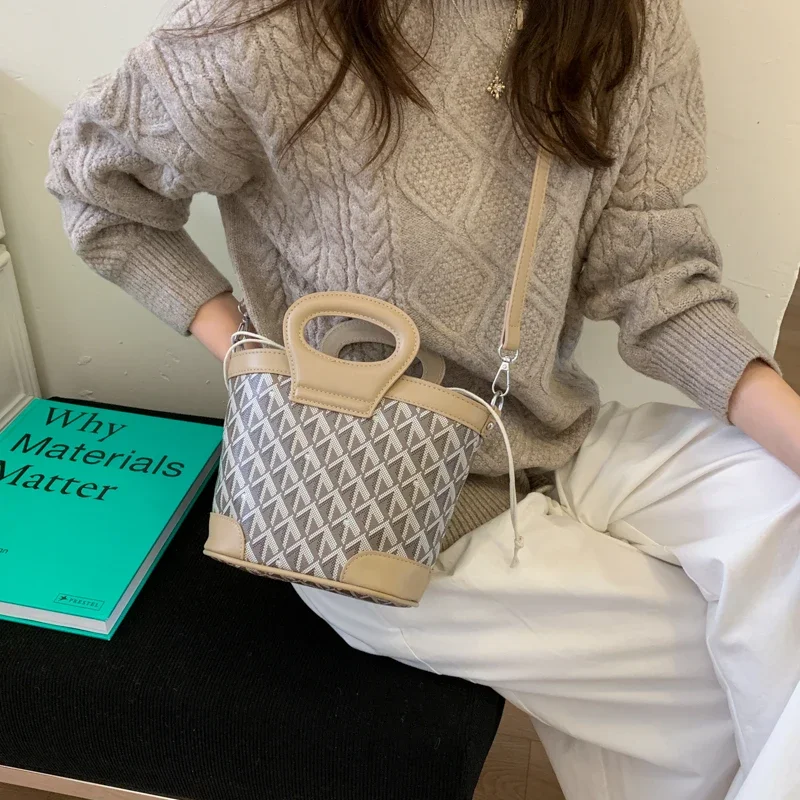 

Модная женская сумка-ведро из искусственной кожи с кисточками и застежкой на шнурке, компактный размер для свиданий на открытом воздухе