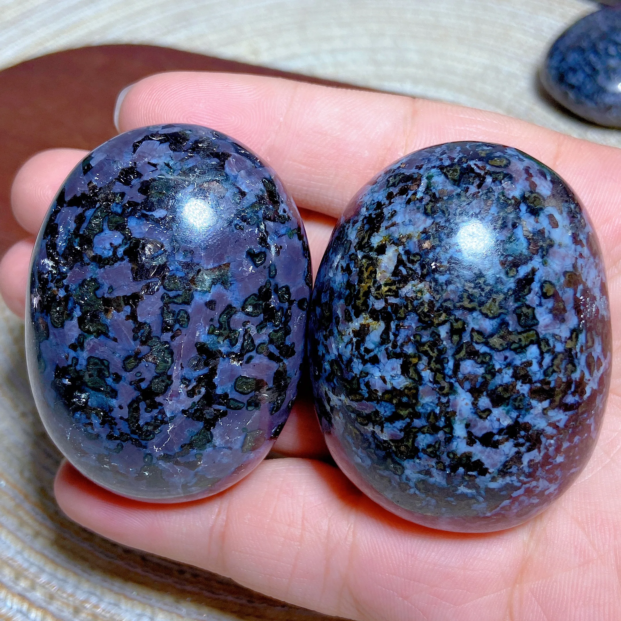 High Quality Natural Crystal Indigo Gabbro Palm Gemstones Healing Polished Mineral Energy Home Decorations Gift Ore Crystals