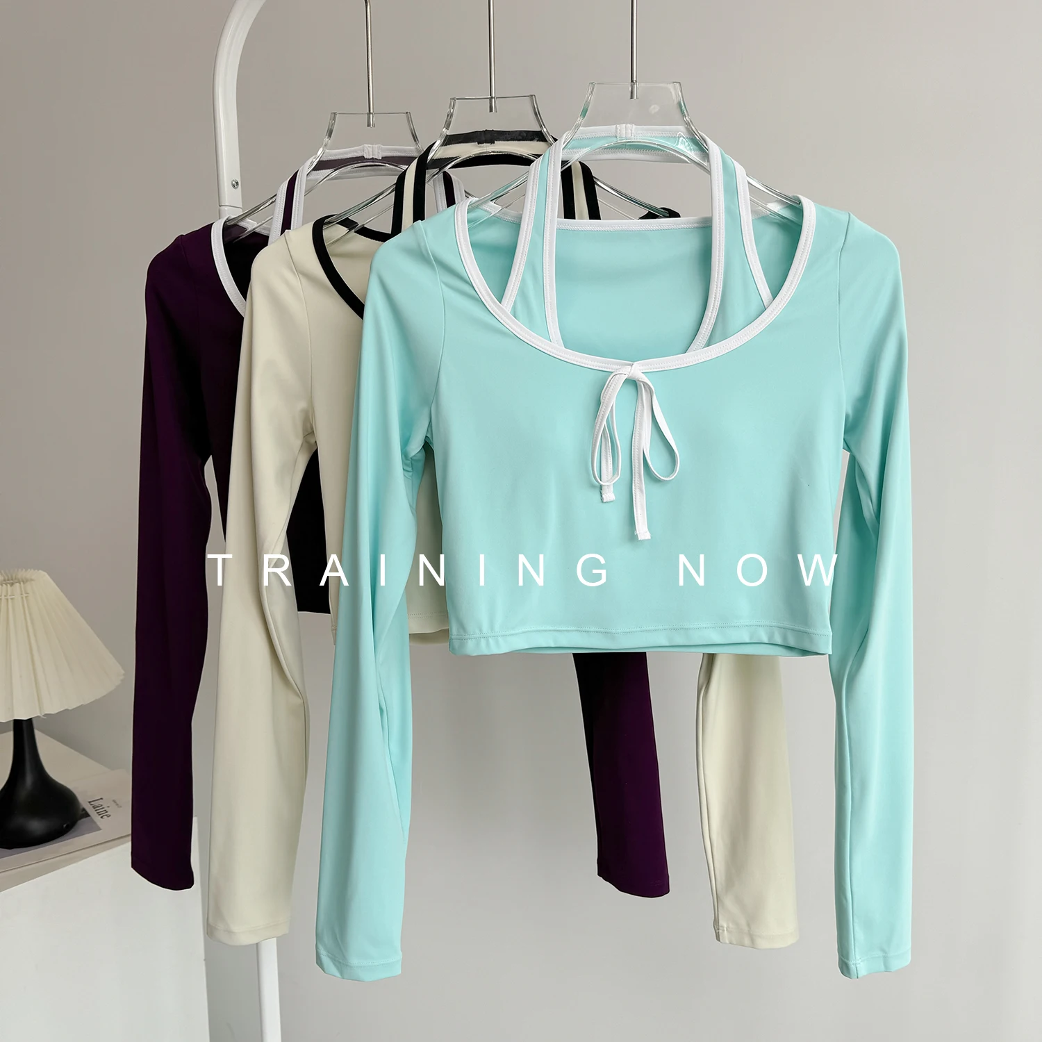 

High-end fake two-piece long-sleeved yoga clothes for women with chest pads Pilates training tops contrasting color halter