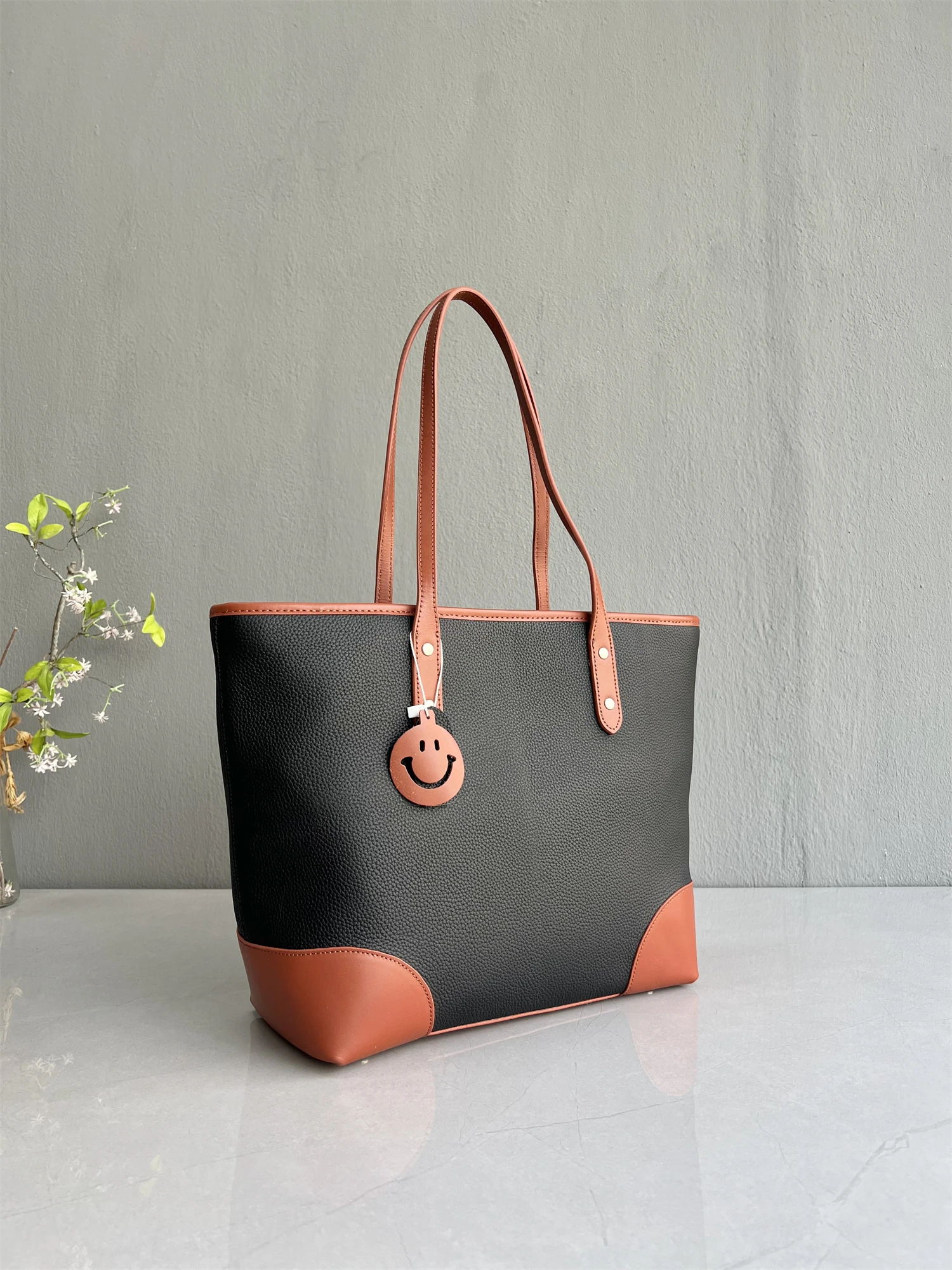 純粋な革の通勤カジュアルトートバッグ大容量ママバッグソフトショルダーストラップジッパー開閉ショッピングバッグ形状女性