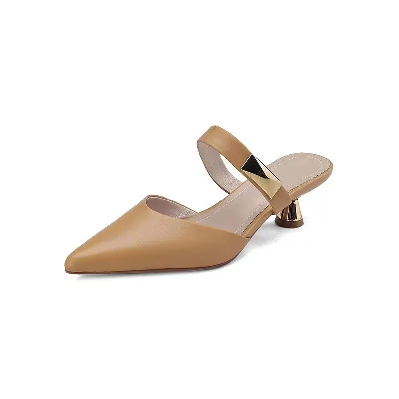 Mulas de dedo apontado com rebite dourado para mulheres, salto de gatinha, sandálias bege, salto médico casual, moda feminina, tamanho 35-42, verão