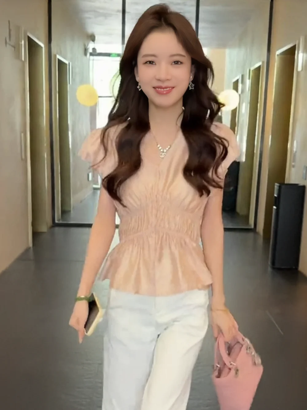 

Корейский Sle Sweet Faionable Young Looking Fly Sve V Ne irt Женский летний плиссированный пояс в однотонном элегантном маленьком топе