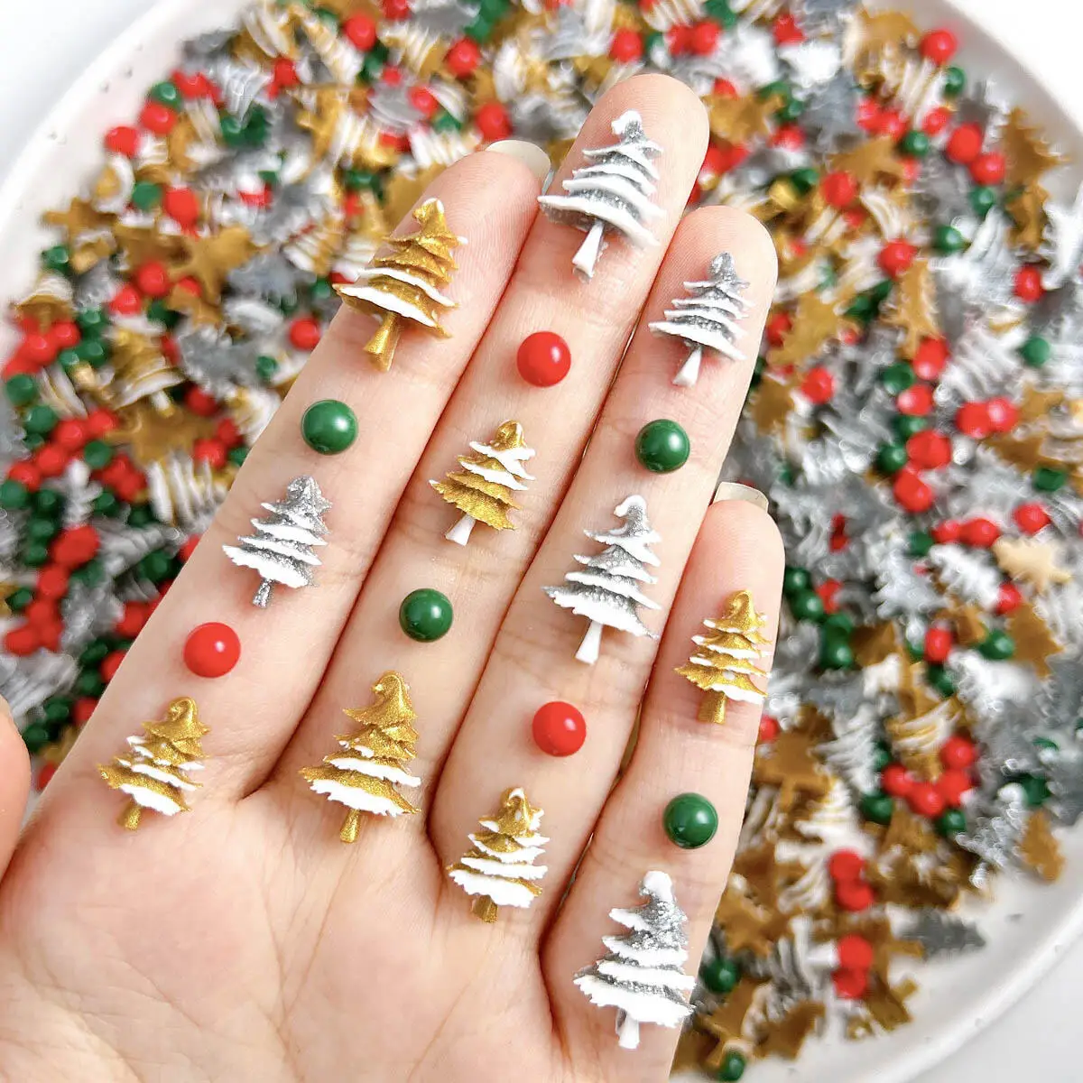 ชาร์มตกแต่งเล็บรูปต้นคริสต์มาสขนาดเล็กทำจากเรซิ่น 50 ชิ้น ลูกปัดสีแดงและสีเขียวแบบก้นแบน สำหรับตกแต่งเล็บทำเอง