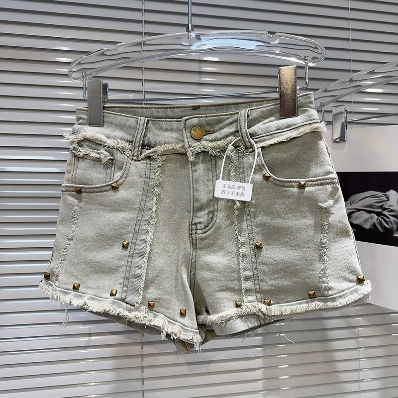 2025 새로운 패션 여름 여성 데님 반바지 슈퍼 레트로 리벳 패치 워크 Burrs 가장자리 넓은 다리 오래된 짧은 바지를 수행