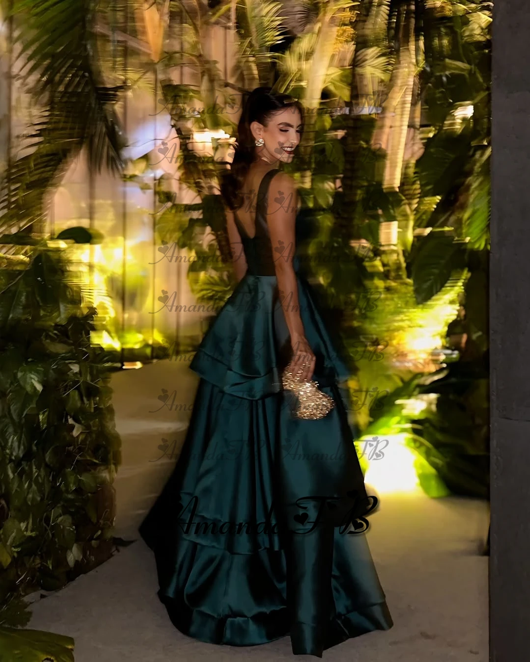 أماندا فستان سهرة عصري بفتحة رقبة شكل v عميقة بدون أكمام من الساتان بدون ظهر وكشكشة على شكل حرف a فستان رسمي للحفلات من فيستدوس دي فيستا مخصص