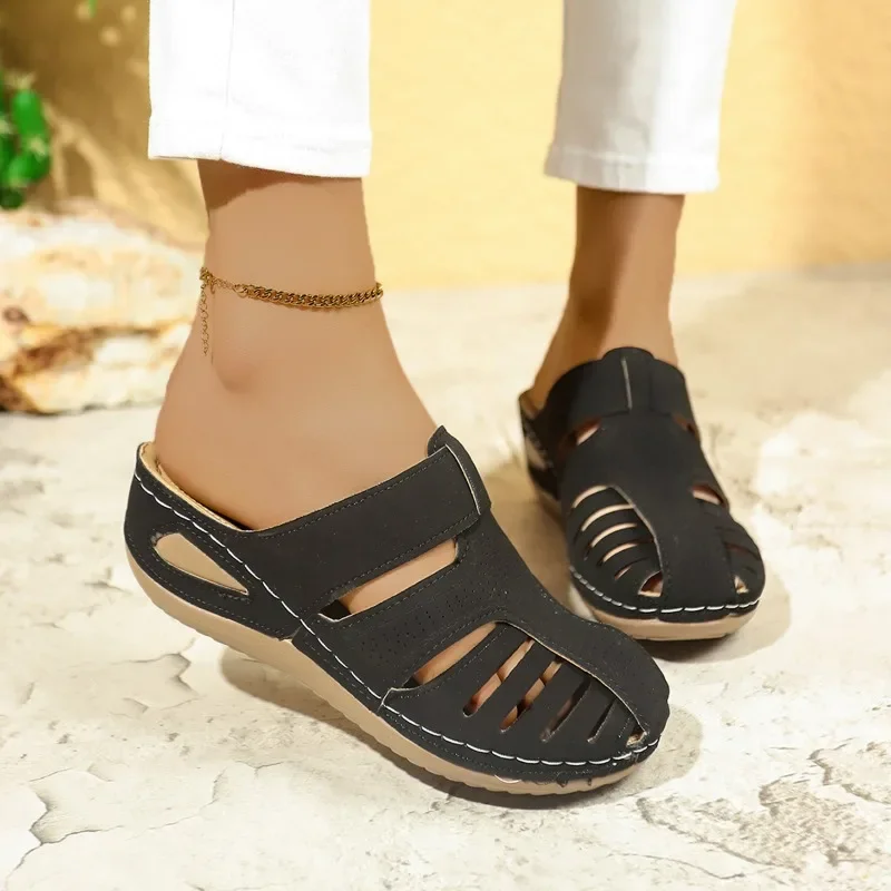 المرأة الصيفية ‌ الصنادل 2025 ريترو مغلق تو المرأة النعال في الهواء الطلق جولة تو أسافين النعال النساء عادية جوفاء النعال الرومانية
