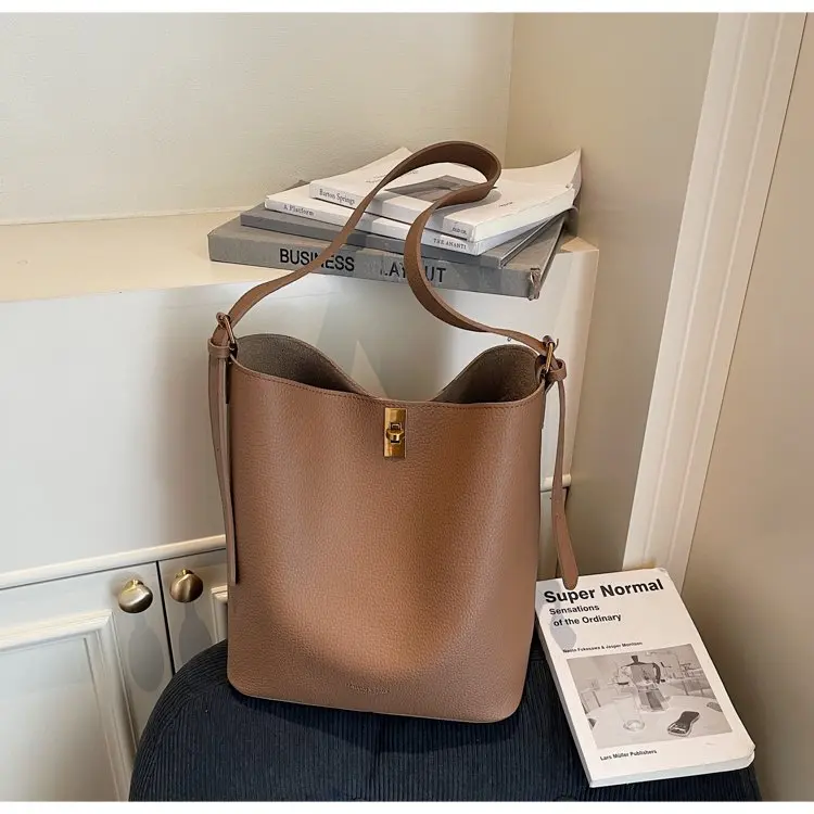 Minimalistische Kamelbraune Kunstleder-Bucket-Bag, genarbte Textur mit Schlossakzent, vielseitige Alltagstasche für Arbeit & Ausflüge – Detail 19
