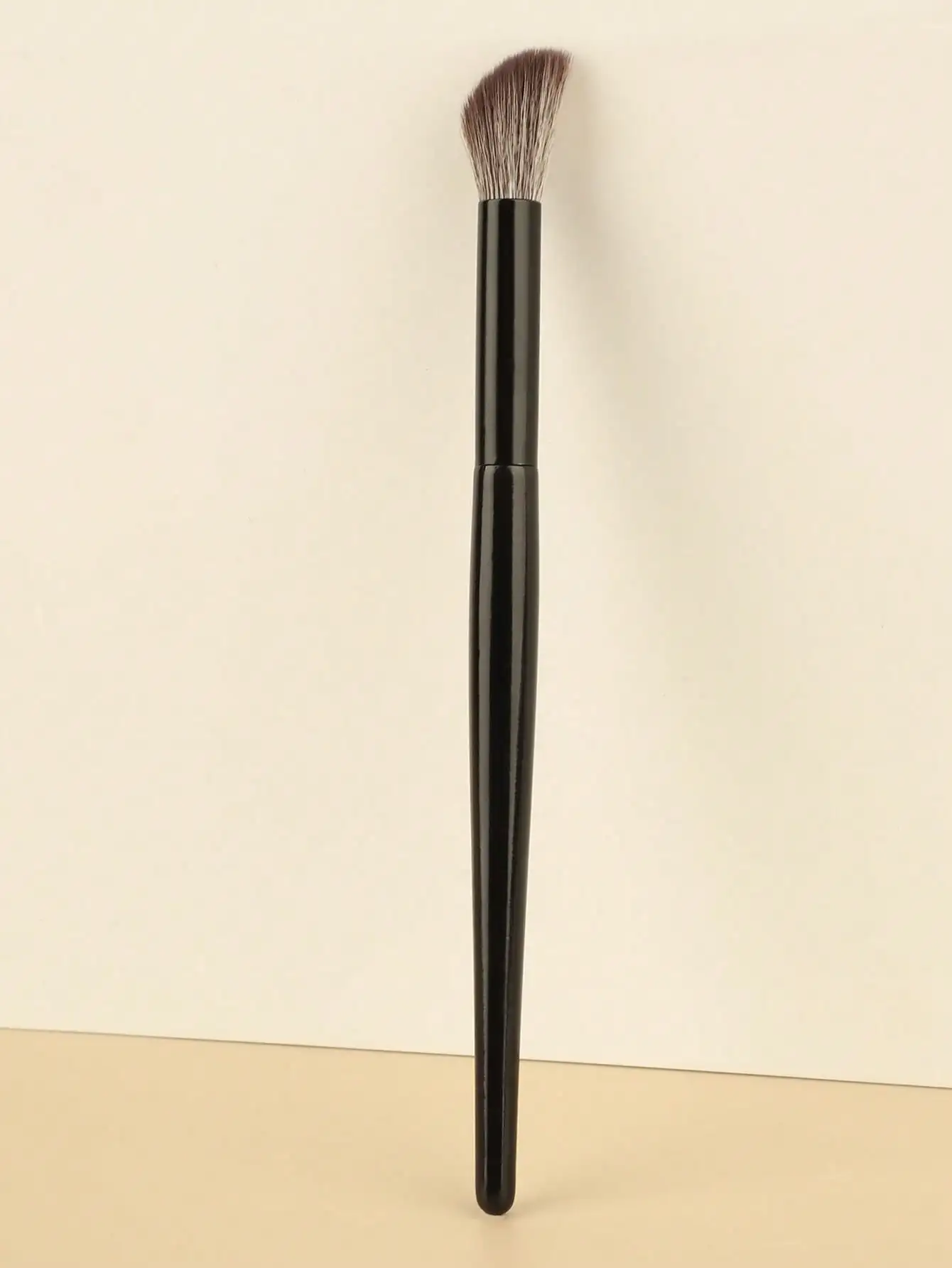 Single Angled Sickle Contour Makeup Brush Black Handle Soft Fluffy Bristles For Face Sculpting Bronzer Shadow Cosmetic Tool