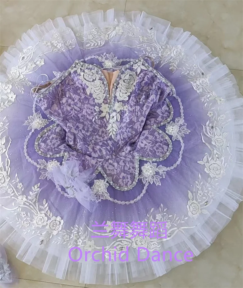 Dobrze wykonane, wysokiej jakości, profesjonalne, szyte na miarę, klasyczne kostiumy baletowe tutu dla dorosłych dziewcząt w kolorze liliowym z ptakiem.