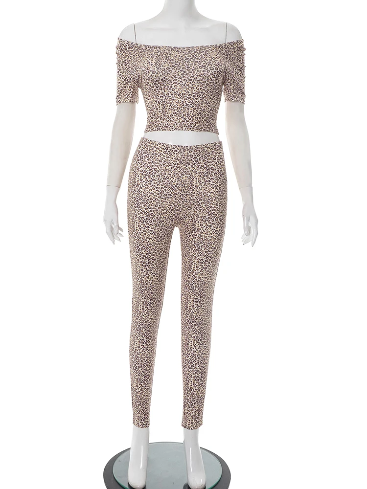 Setelan Olahraga 2 Potong Wanita Model Unik, Atasan Crop Top Motif Leopard Kerah Slash + Legging Stretch, Pakaian Sporty Streetwear yang Serasi