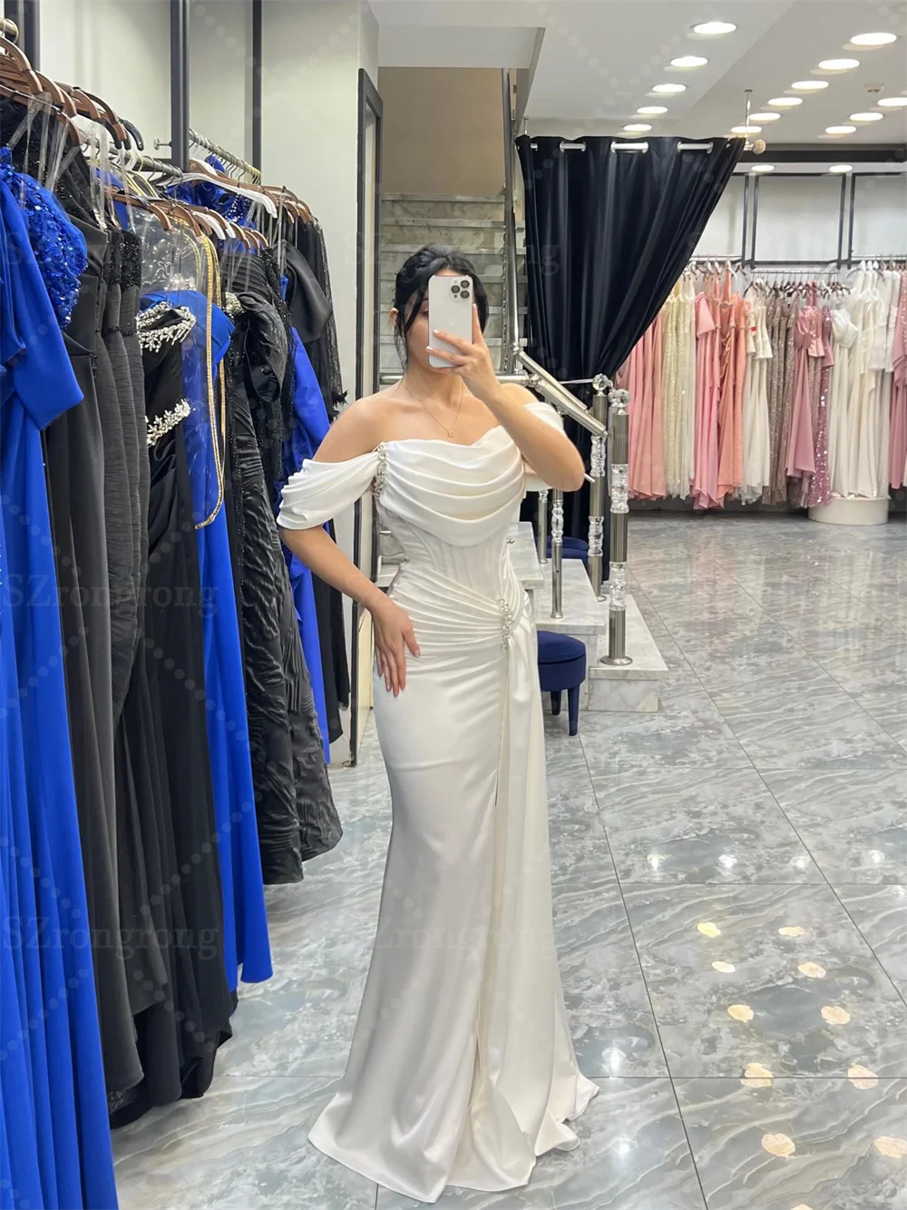 Robe de soirée formelle sur mesure, fourreau, épaules dénudées, plissée, dos nu, longueur au sol, robe de bal en cristal avec traîne