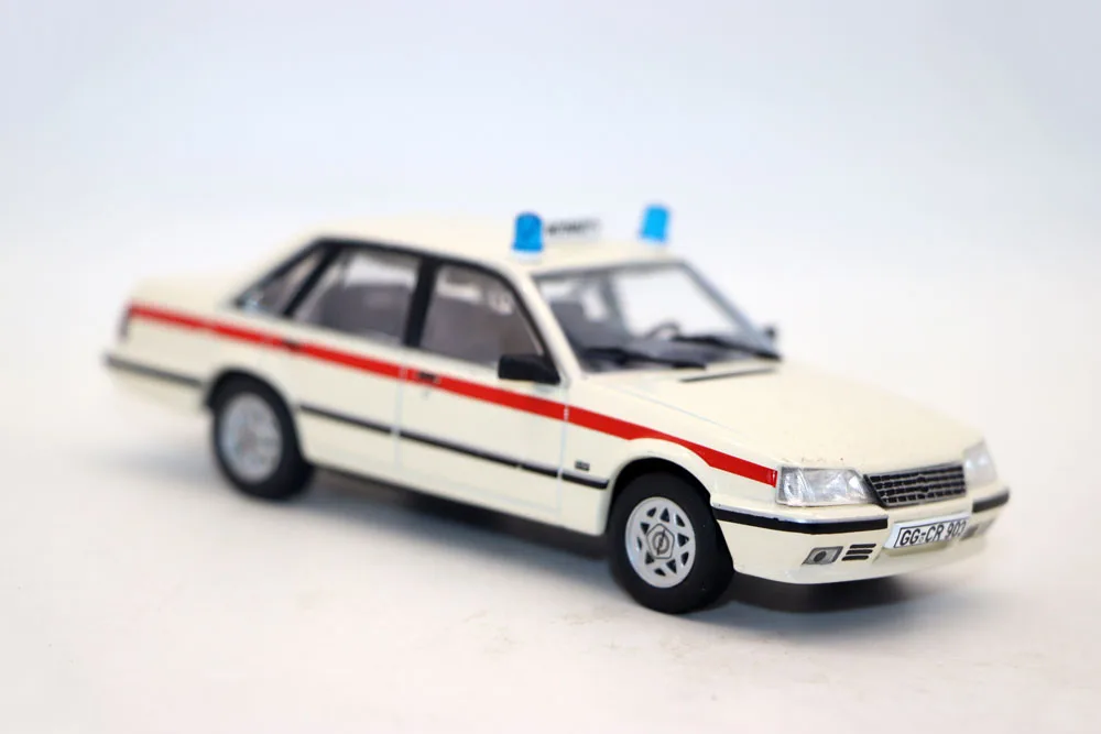 NOWOŚĆ 1:43 Opel Senator A2 Notarzt 1982-1986 PoliceCar Models Odlewane metalowe zabawki na prezent kolekcjonerski