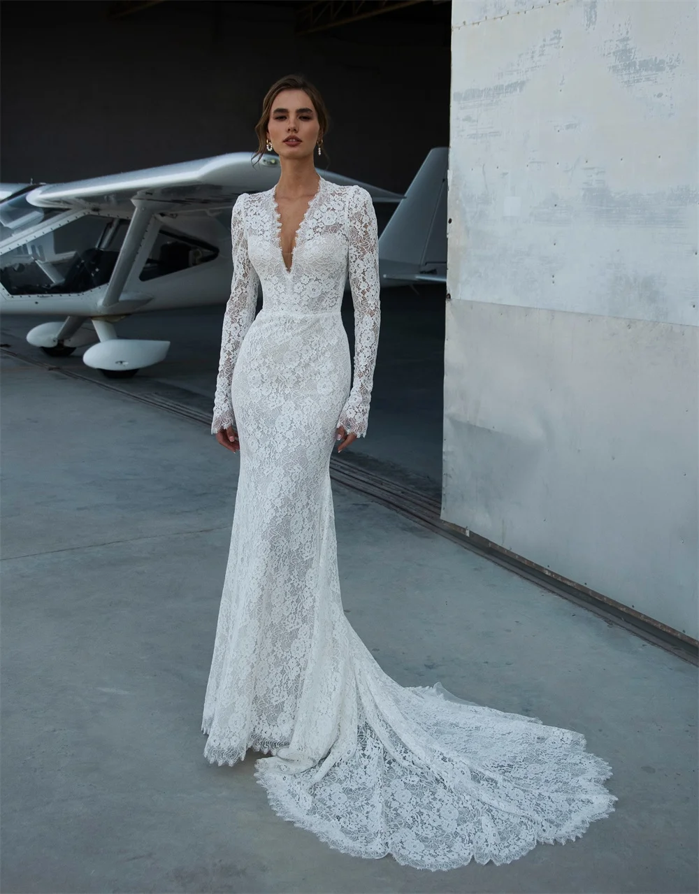 Tokyo Maßgeschneiderte weiße Brautkleider mit V-Ausschnitt, langen Ärmeln, Reißverschluss hinten, Spitze, Brautkleid 2025, Hofschleppe, Meerjungfrau-Hochzeitskleid