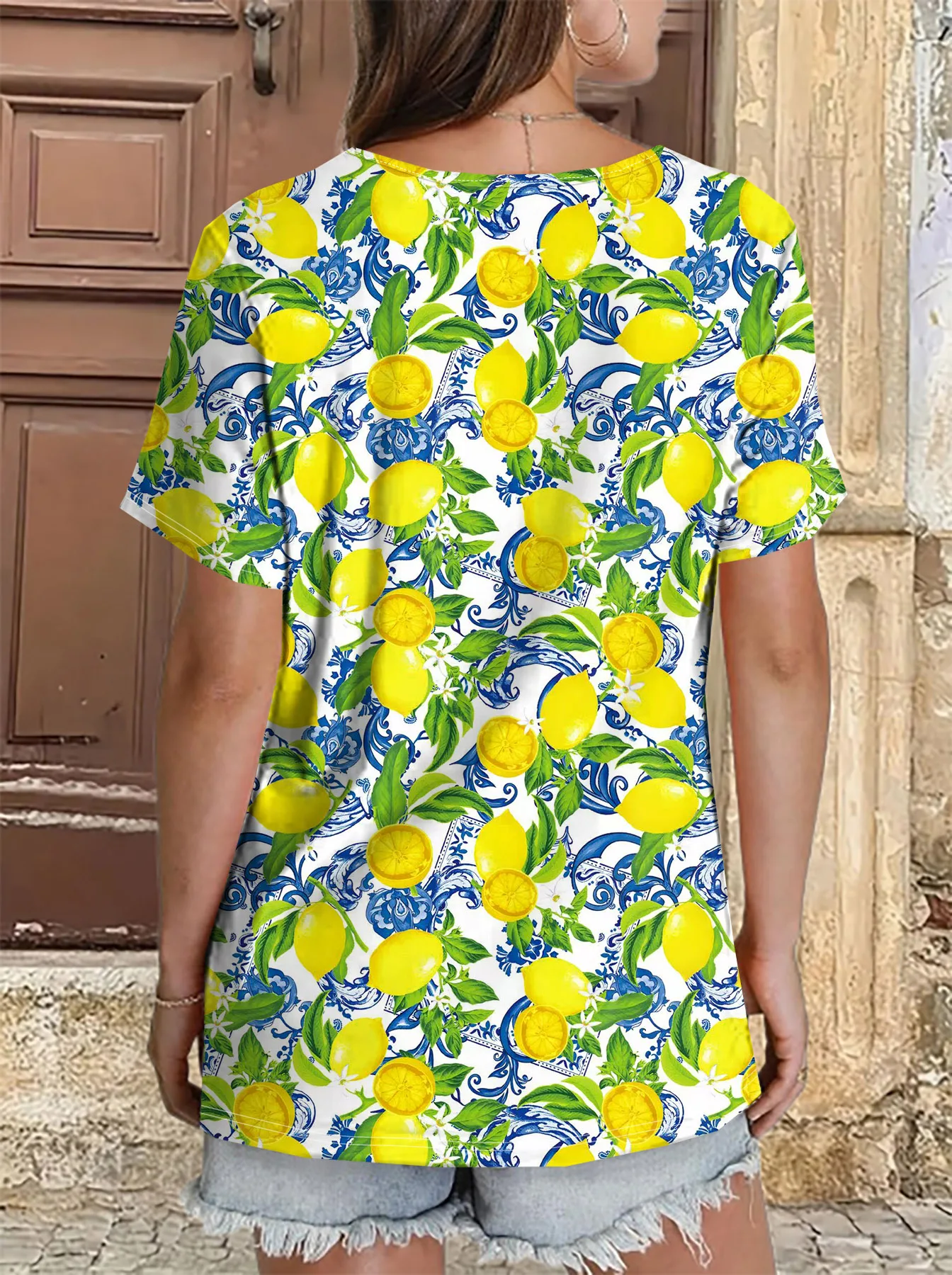 Camiseta de manga corta a la moda para mujer talla grande con estampado plisado de limón en el pecho
