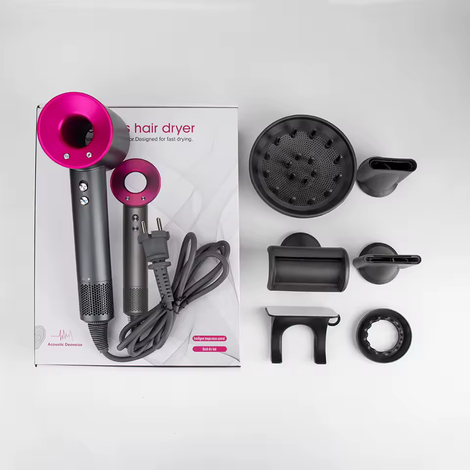 다양한 헤어 드라이어 노즐을 활용하여 스타일링하는 모습