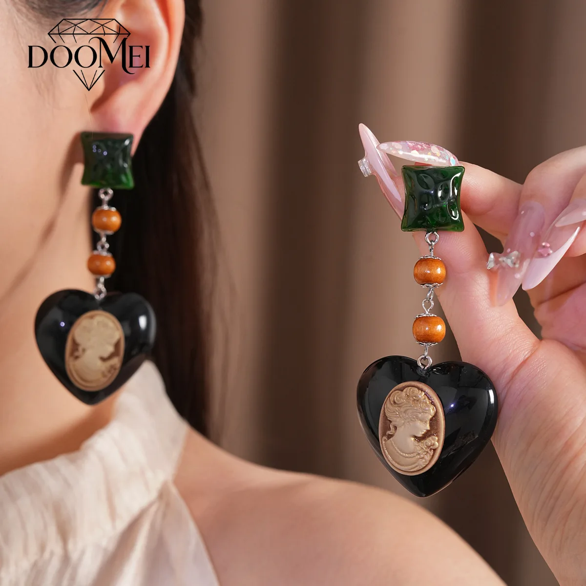 DOO MEI Vintage Oval Wood Resin Beads Dangle Earrings High-end Abstract Face Heart Drop Earrings for Women Festival Banquet Wear
