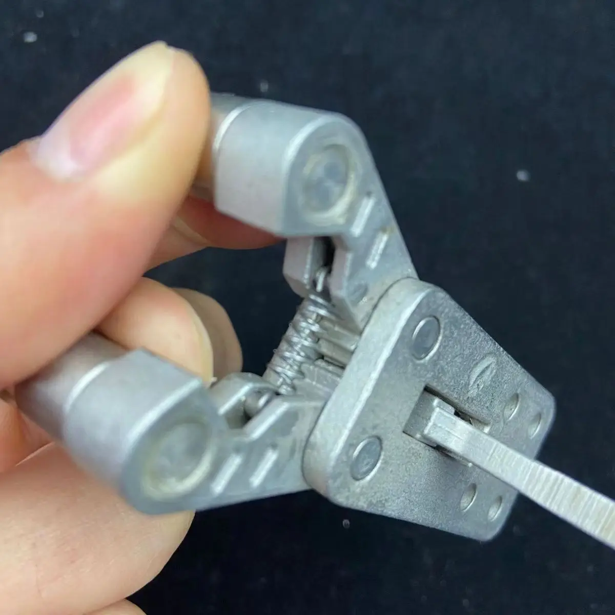 Acessórios de estilingue ao ar livre de aço inoxidável dispositivo de abertura e fechamento de retorno automático braçadeira de ovo de ligação de dois eixos