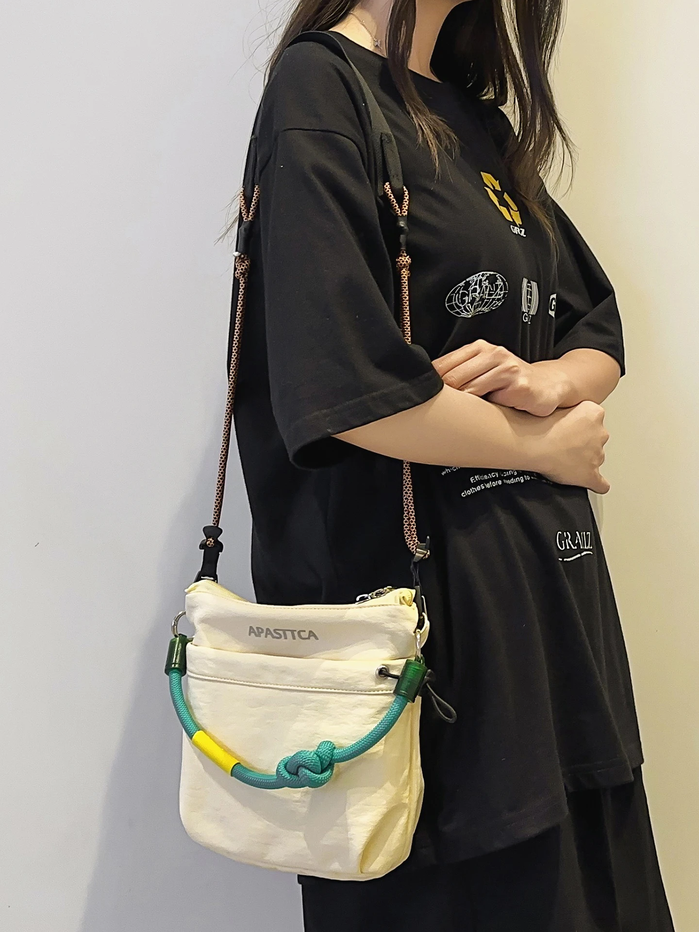 

Lightweight Crossbody Bag for Women Casual Outdoor Mobile Phone Bag Faionable And Versatile Single oulder Bag for Men And...