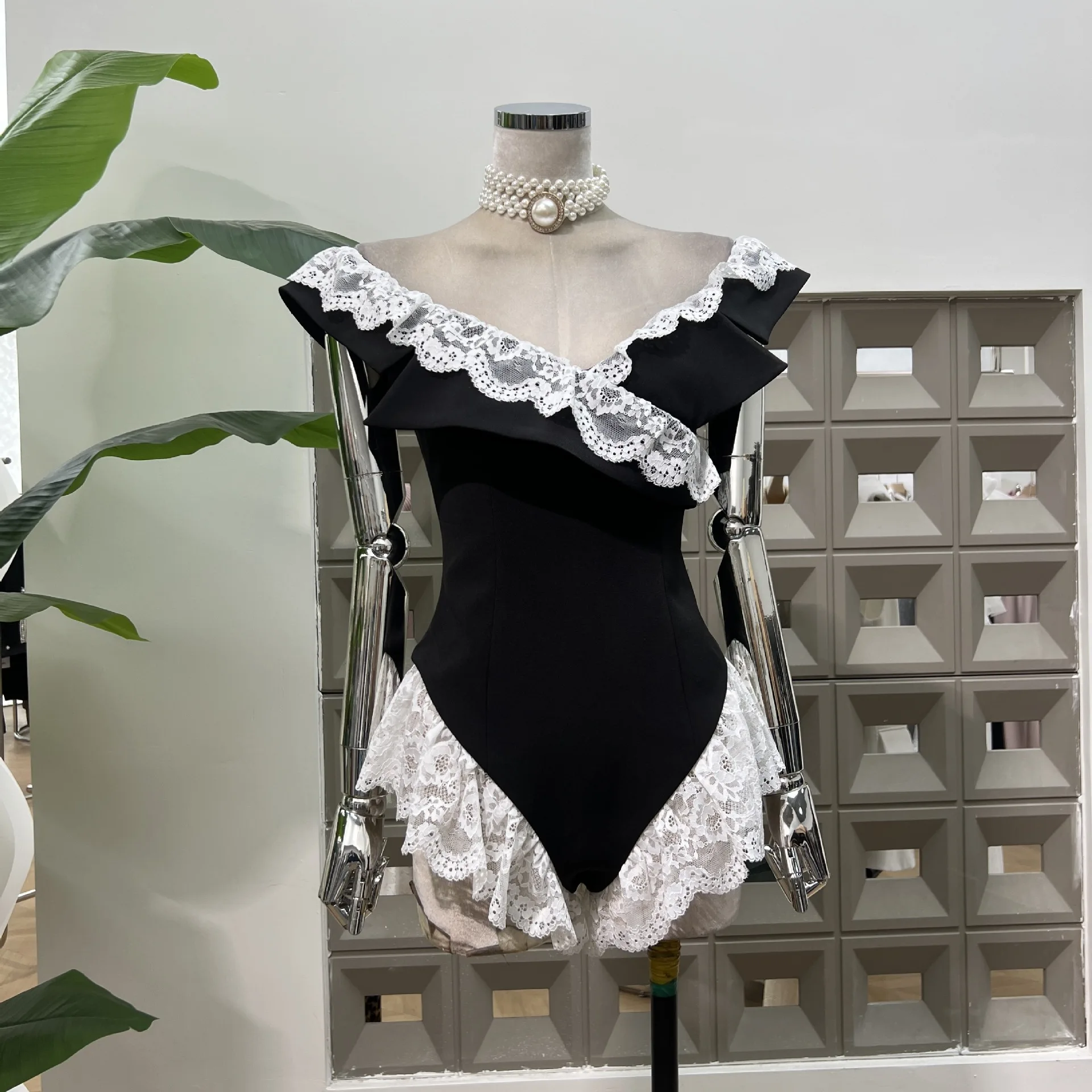 

Faionable Кружевная отделка Цветной комбинезон с объемными плечами Облегающие брюки-расклешеные брюки из смеси шерсти Весенняя коллекция