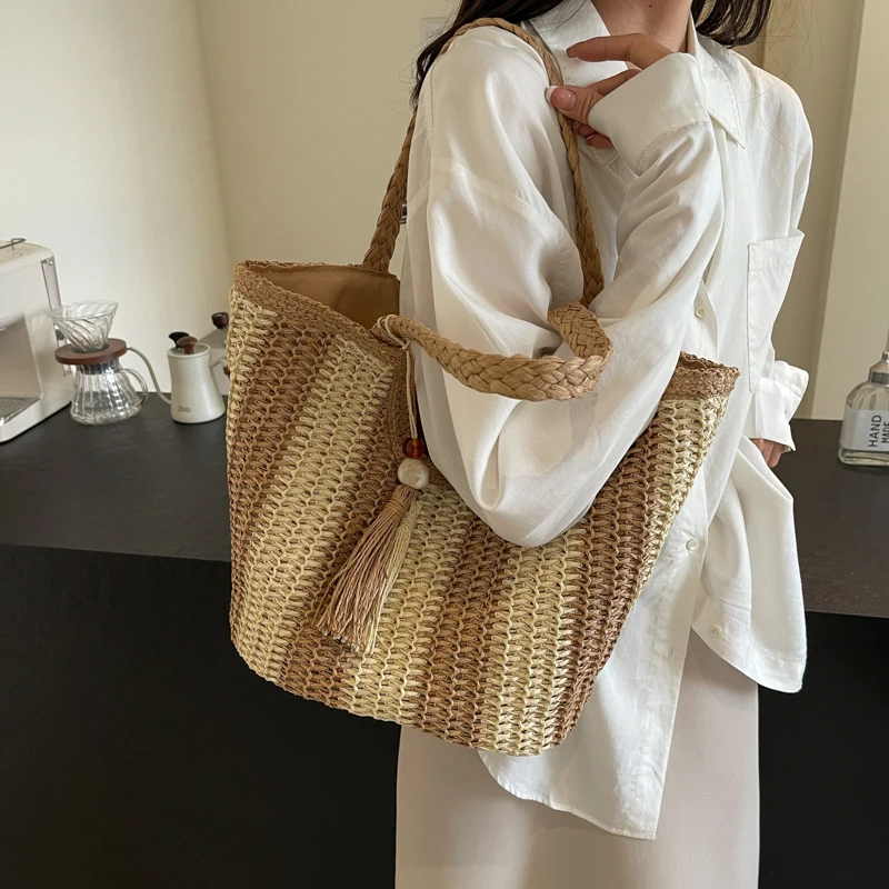 Leisure grass woven bag for women with large capacity, 2024 new summer single shoulder commuting woven bag, beach bag