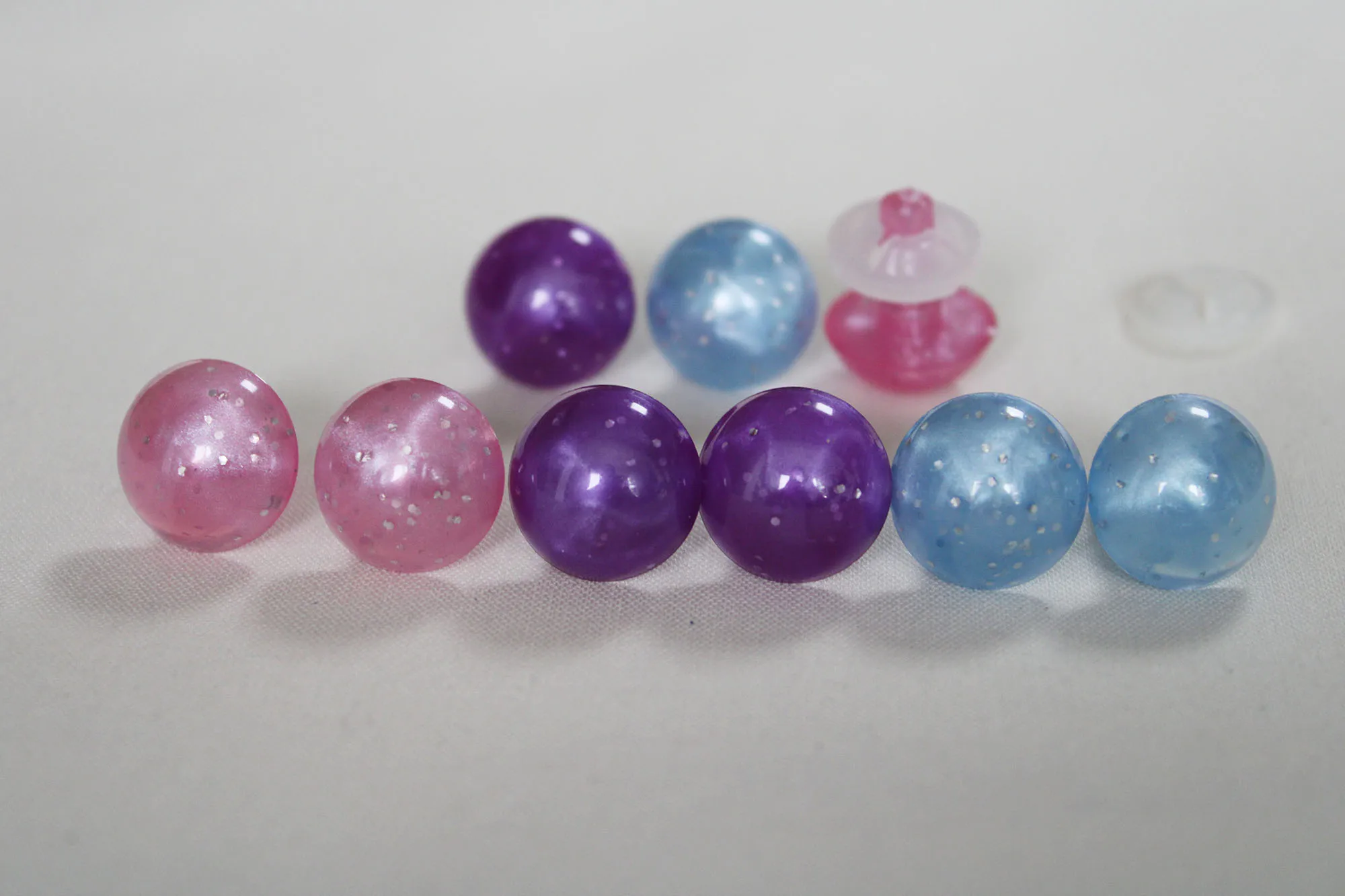 Yeux ronds scintillants pour poupée en peluche, joli jouet de sécurité avec presse à main, option de couleur rose bleu violet, 18mm, 30 pièces par lot, nouveau