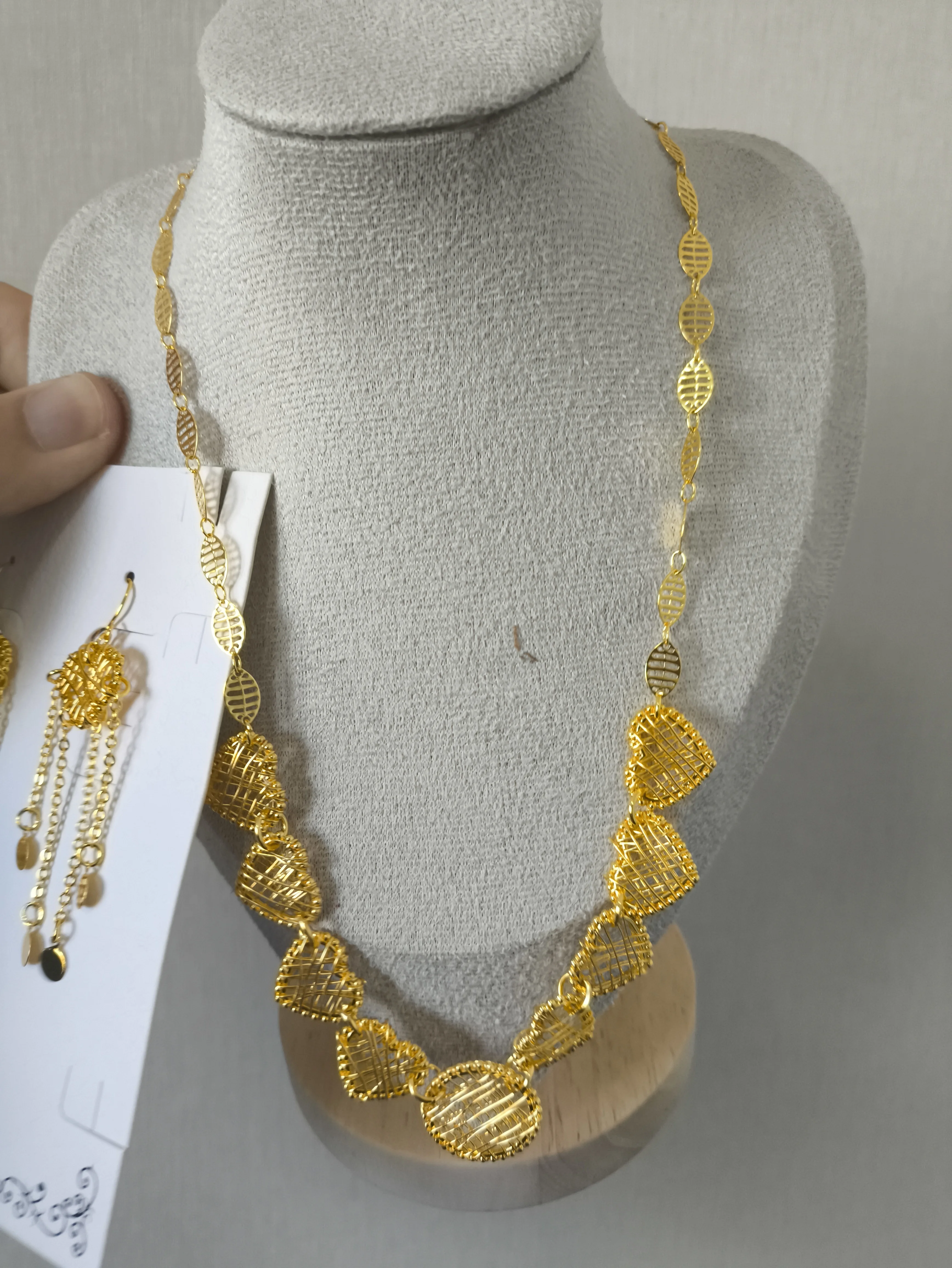 أزياء أفريقيا دبي فرنسا 24K مطلية بالذهب قلادة وأقراط طقم مجوهرات لحفلات الزفاف والحب DD10853