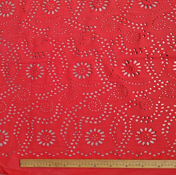 ผ้าปิดตาผ้าฝ้ายสีแดงปักลายลูกไม้เสื้อผ้าปักสำหรับชุดเดรสผู้หญิงมีรูใหญ่