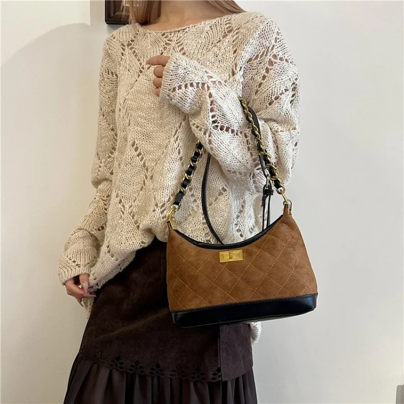 Elegancka torebka damska wykonana ze skóry nubukowej, o swobodnym, amsterdamskim, luksusowym, lekkim i miękkim stylu do noszenia na co dzień.