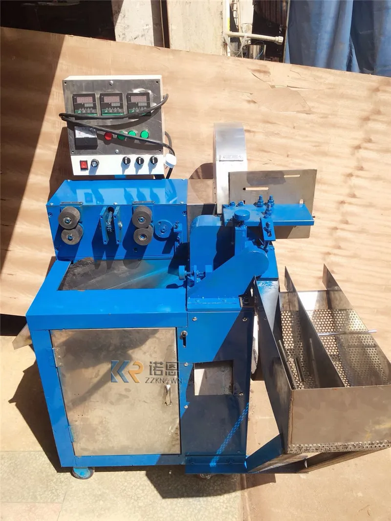 เครื่องทําเทียนวันเกิดงานปาร์ตี้อุตสาหกรรม เครื่องทําเทียนเกลียว เทียนอัตโนมัติ Velas Wax Maker สายการผลิต